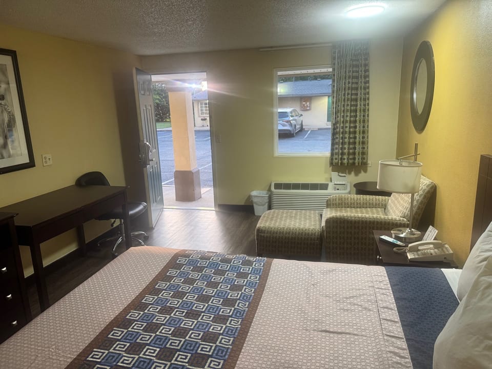 Basic Room | Desk, free WiFi, bed sheets