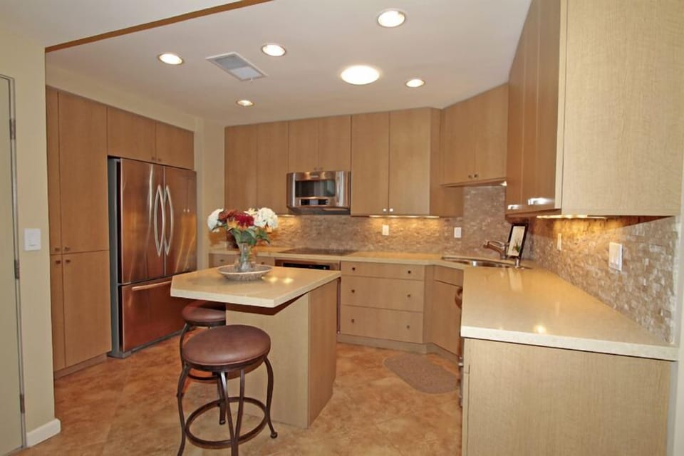 OPEN KITCHEN/WITH EATING AREA