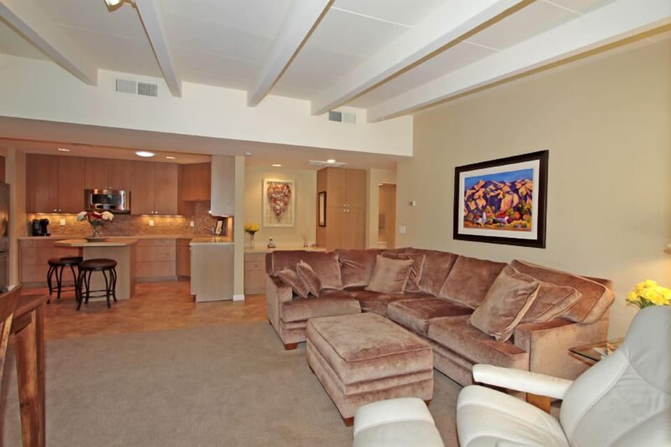 LIVING ROOM/OPEN TO KITCHEN