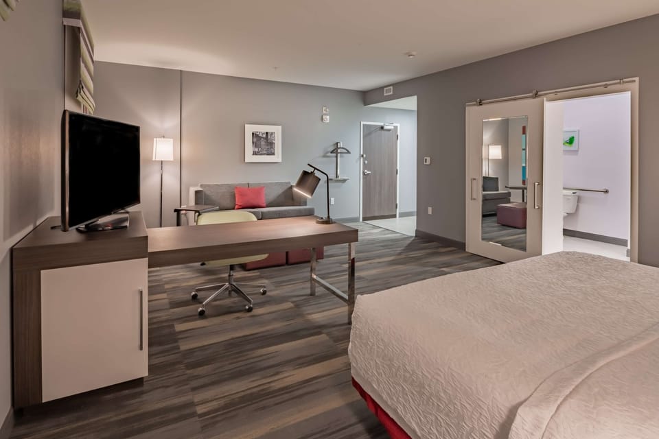 Studio, 1 King Bed, Refrigerator & Microwave (Wet Bar) | Desk, laptop workspace, blackout drapes, iron/ironing board