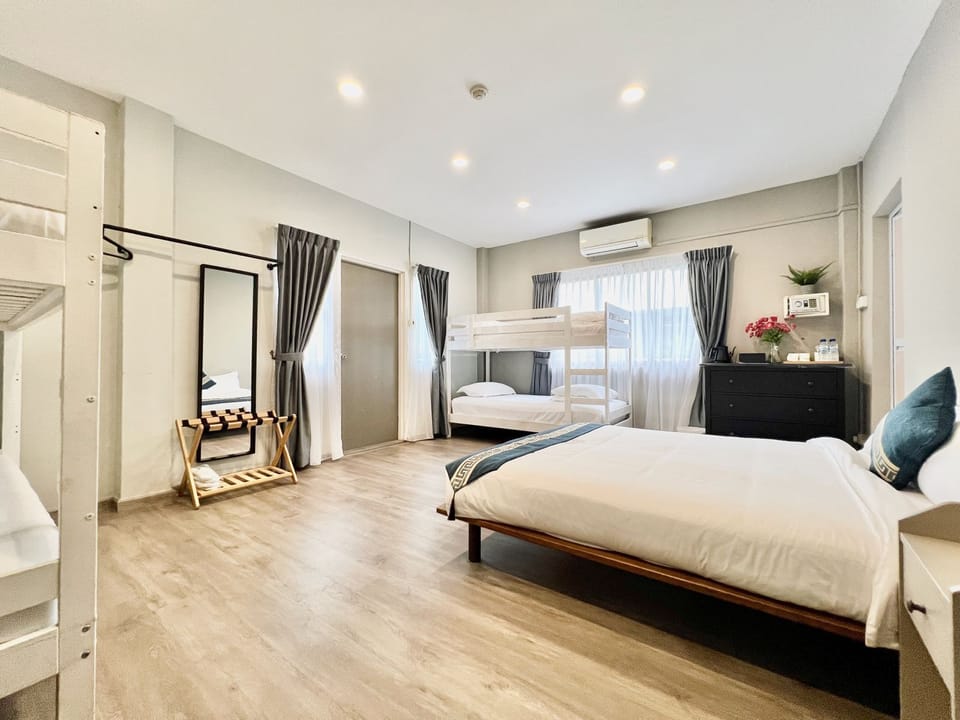 Family Ensuite | Hypo-allergenic bedding available, WiFi (free), bed sheets