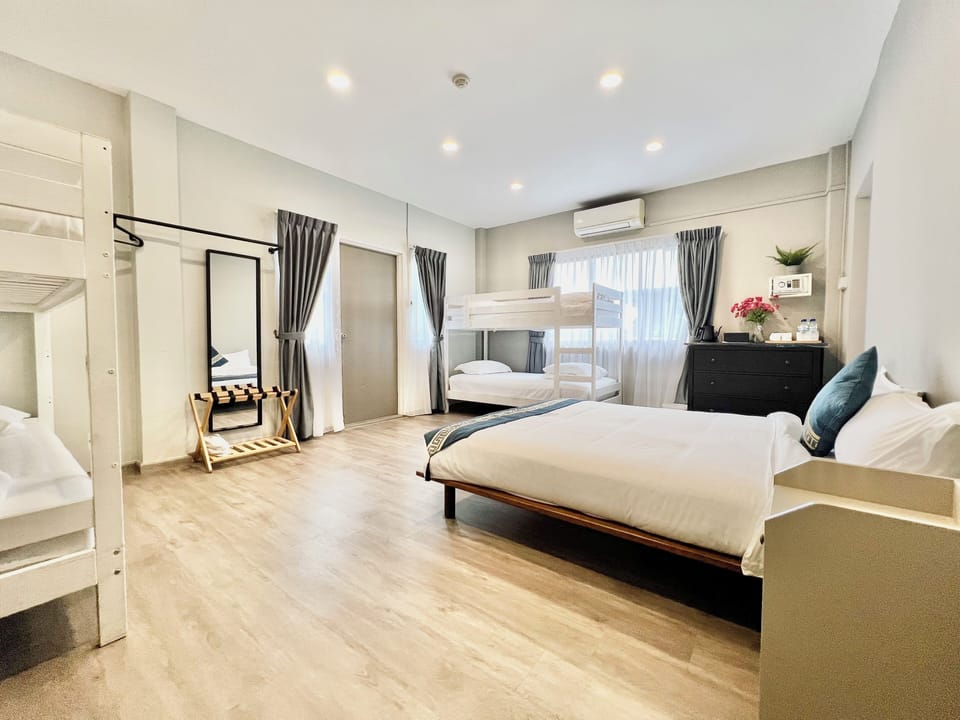 Family Ensuite | Hypo-allergenic bedding available, WiFi (free), bed sheets