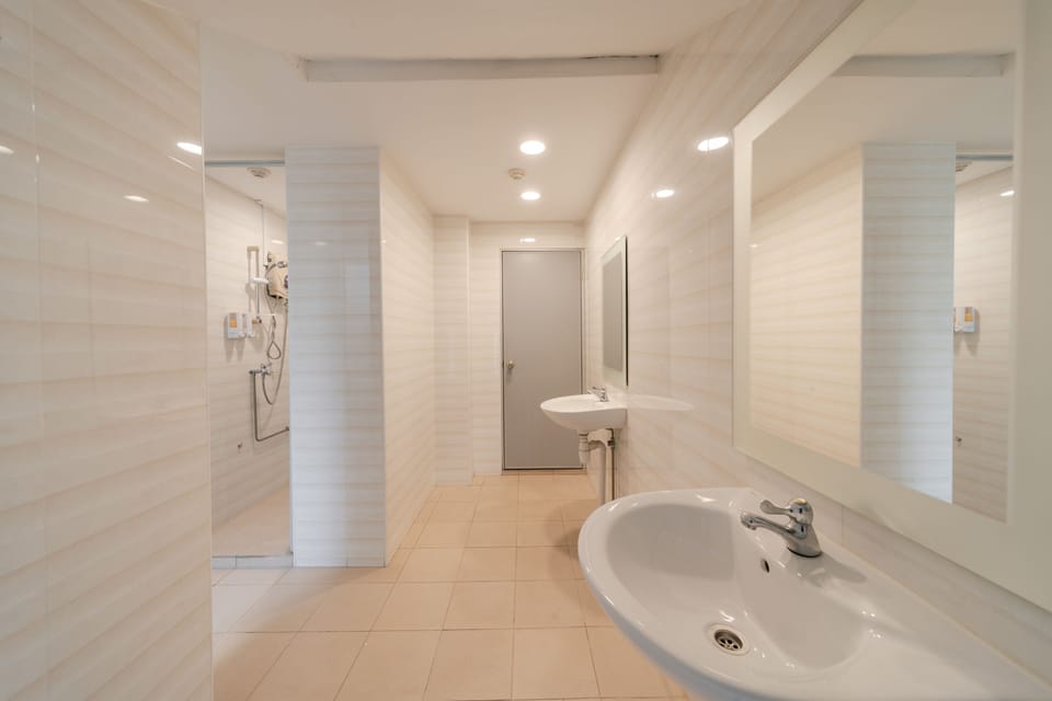 Shower, rainfall showerhead, free toiletries, towels