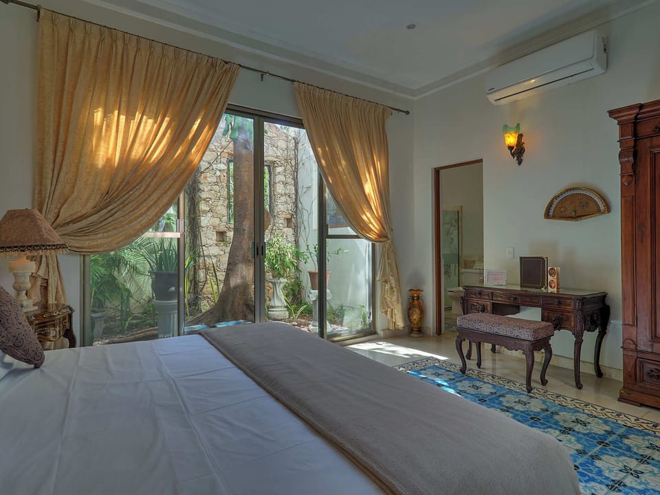 Deluxe Double Room, 1 King Bed, Bathtub, Pool View | Room amenity