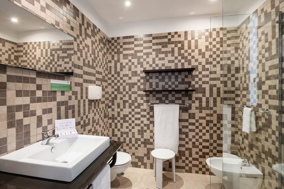 Shower, free toiletries, hair dryer, bidet