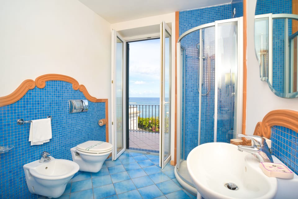 Deluxe Double Room, Sea View, Executive Level | Bathroom | Shower, free toiletries, hair dryer, bathrobes