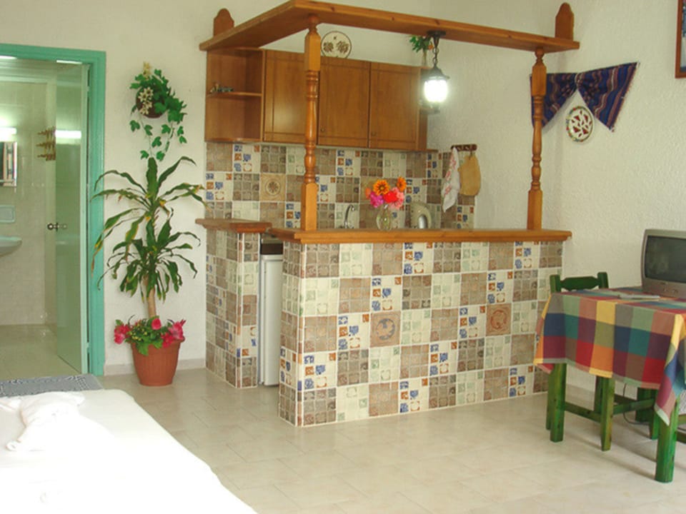 Fridge, stovetop, coffee/tea maker, electric kettle