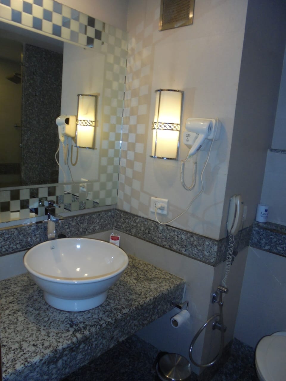 Club Room | Bathroom | Shower, free toiletries, hair dryer, bathrobes
