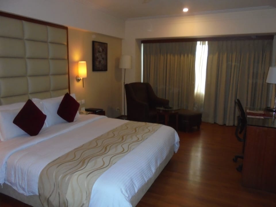 Club Room | Premium bedding, minibar, in-room safe, desk