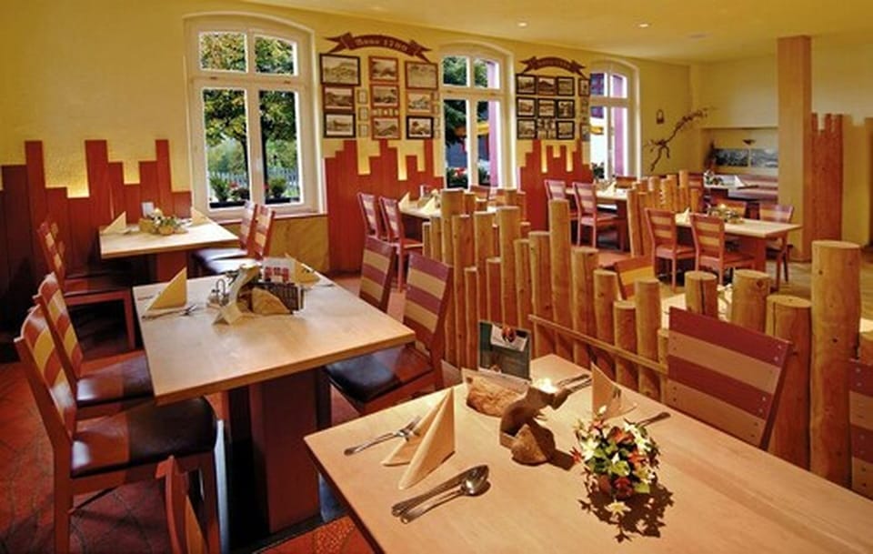 2 restaurants; lunch and dinner served