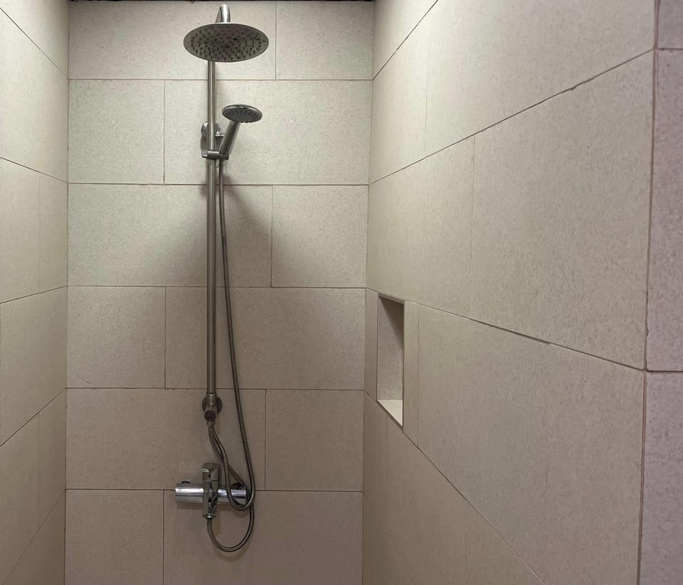 Second Floor Deluxe Queen Room | Bathroom | Shower, hair dryer, slippers, bidet