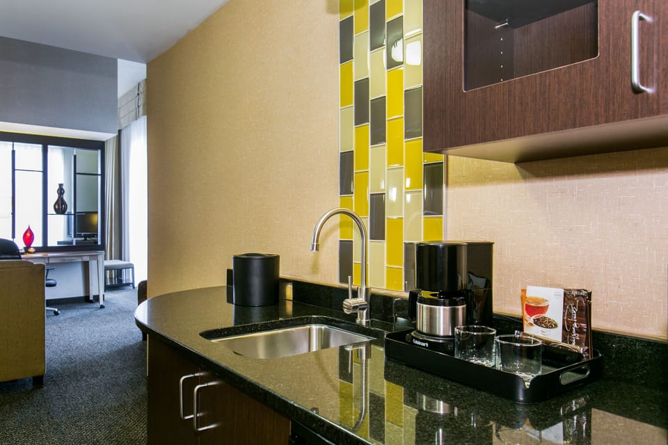 Suite, 1 King Bed, Non Smoking (VIP) | Living area | 37-inch LCD TV with satellite channels, TV