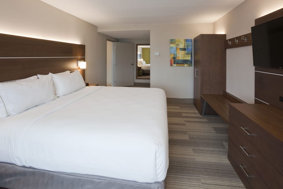 Premium bedding, pillowtop beds, in-room safe, desk