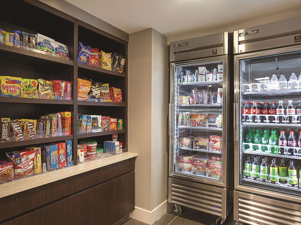 La Quinta Inn & Suites by Wyndham Baltimore BWI Airport Hotel in Linthicum Heights