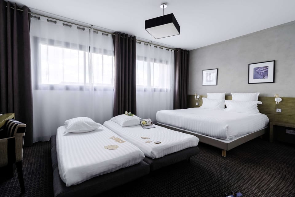 Family Room, 1 King Bed, Non Smoking (with Sofabed) | Premium bedding, memory foam beds, in-room safe, desk