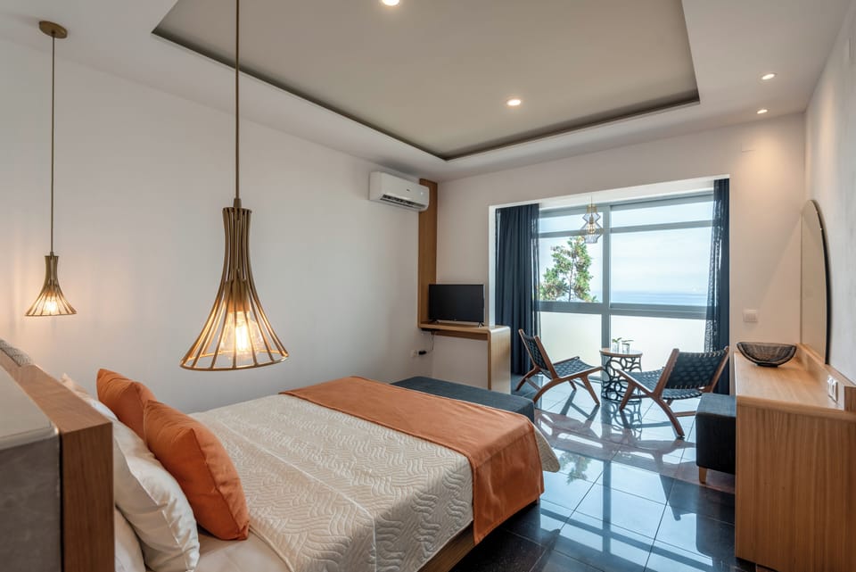 Executive Suite | Blackout drapes, free WiFi, bed sheets, wheelchair access