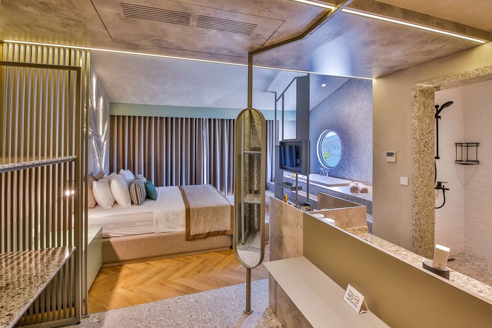 Deluxe Studio Suite, 1 King Bed, Jetted Tub | Premium bedding, down comforters, Select Comfort beds, minibar