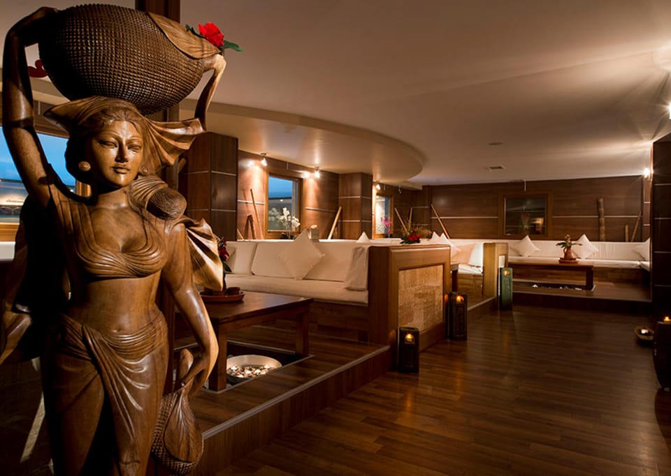 Sauna, steam room, Turkish bath, body treatments, aromatherapy