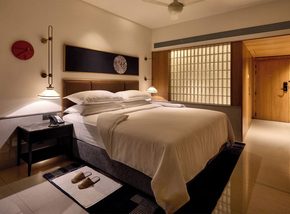 Valley Room | Minibar, in-room safe, desk, blackout drapes