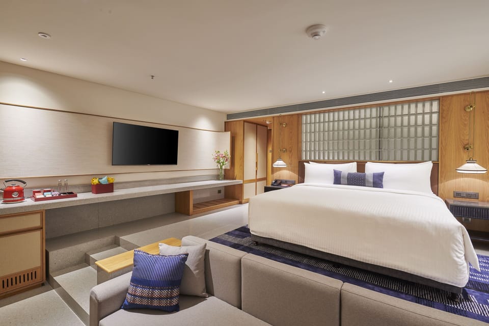 Cliff View | Minibar, in-room safe, desk, blackout drapes