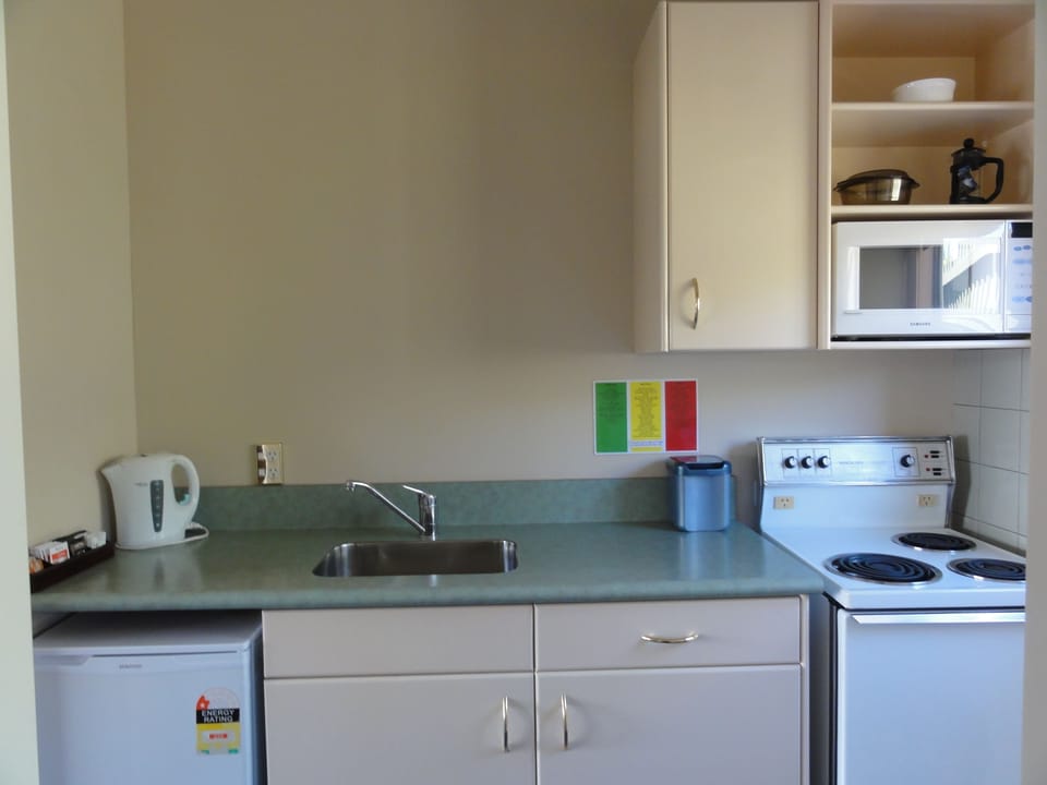 2 Bedroom Apartment with Kitchen & Spa Bath | Private kitchen | Fridge, microwave, oven, stovetop