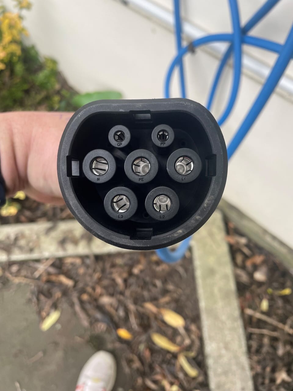 Electric vehicle charging station