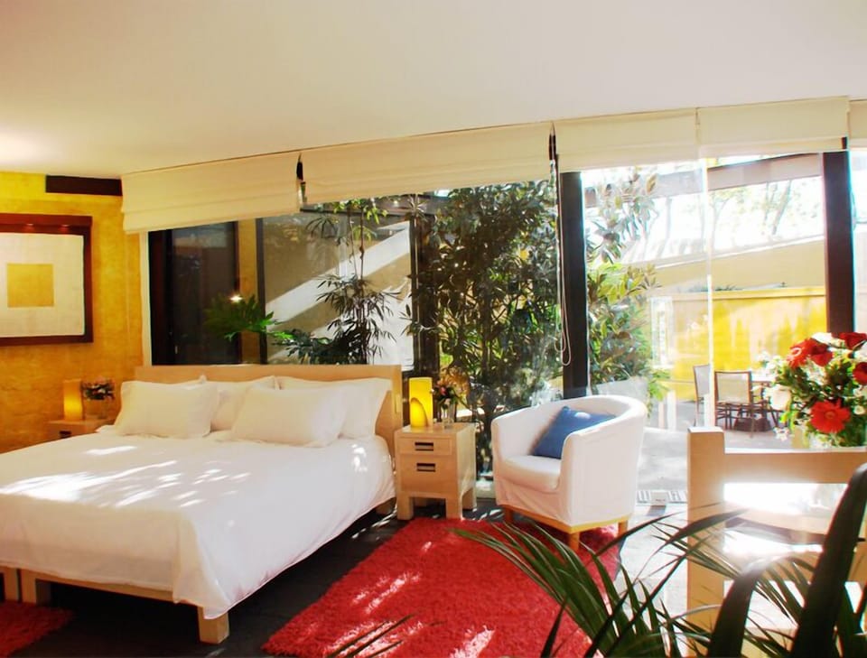 Deluxe Suite | In-room safe, WiFi (free), bed sheets