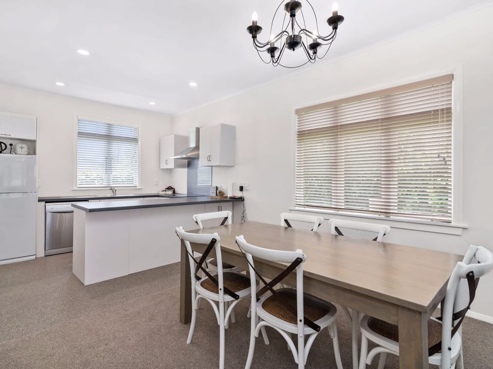 3 Bedroom Cottage | Private kitchen | Fridge, microwave, stovetop, coffee/tea maker