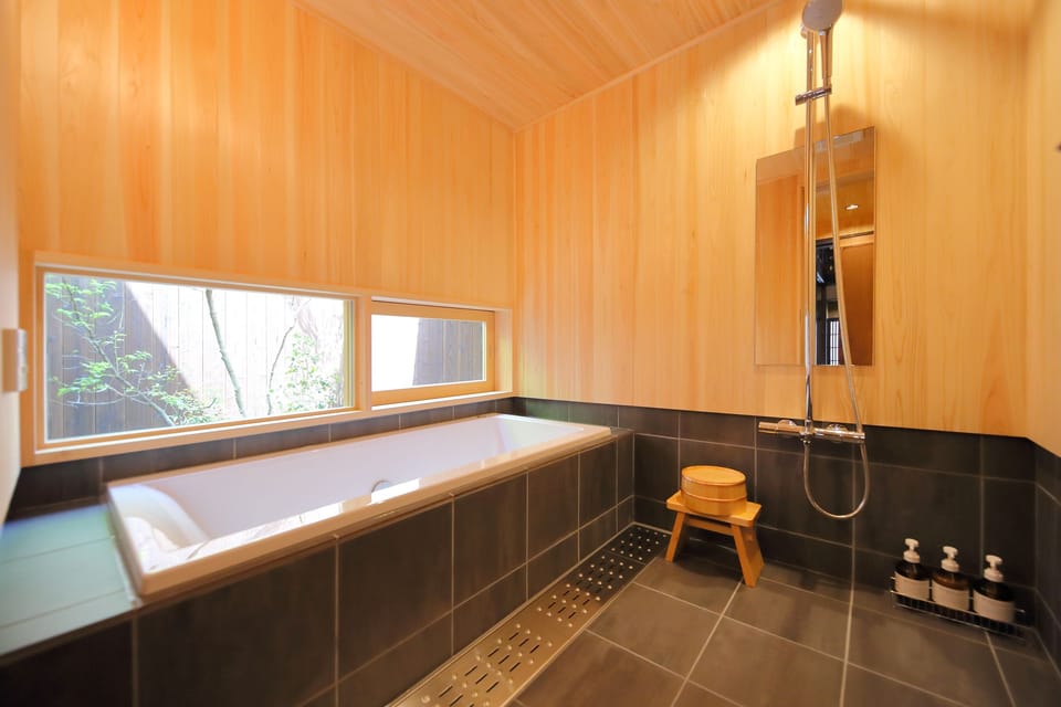 House, 3 Bedrooms (West) | Bathroom | Separate tub and shower, deep soaking tub, free toiletries