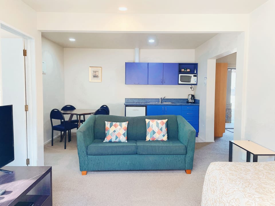 Apartment, 1 Bedroom | Desk, soundproofing, iron/ironing board, WiFi (free)