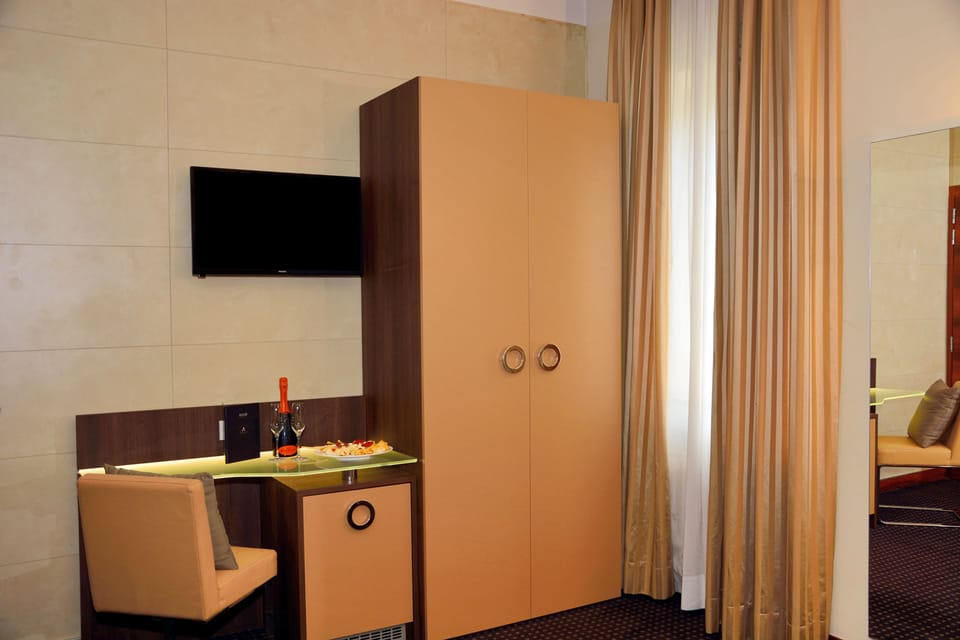 Premium bedding, down comforters, minibar, in-room safe