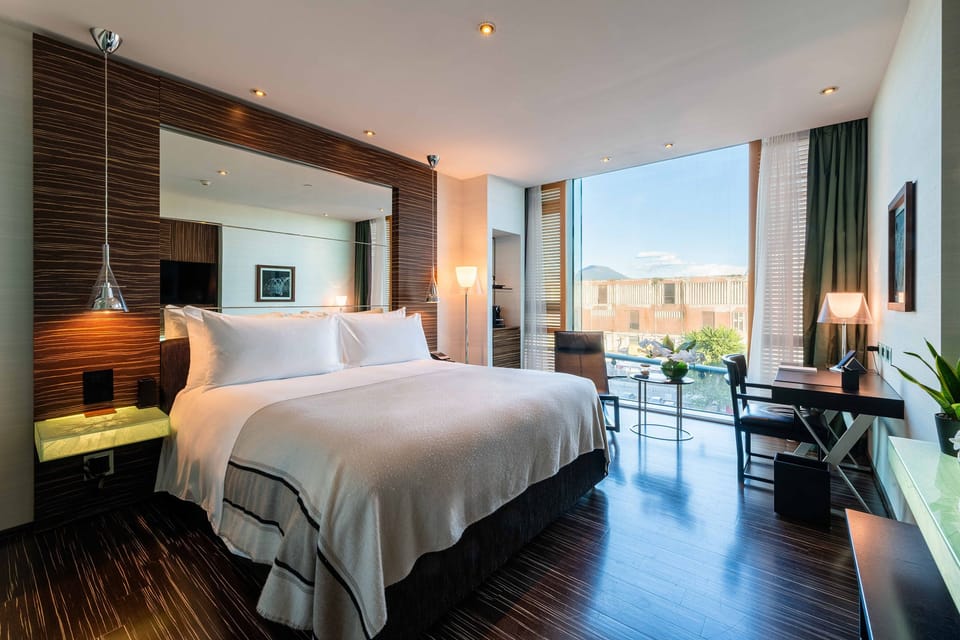 Deluxe Room, Harbor View | Premium bedding, minibar, in-room safe, individually furnished