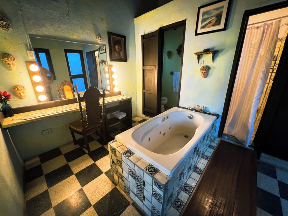 Superior Suite | Bathroom | Shower, free toiletries, hair dryer, towels