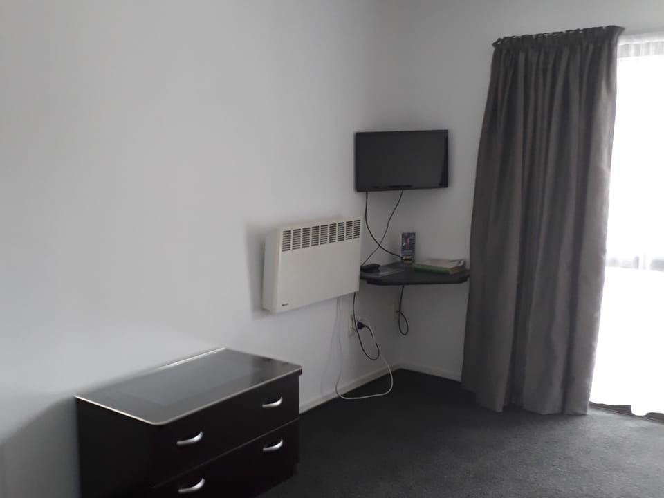 Studio | Iron/ironing board, WiFi (free), bed sheets