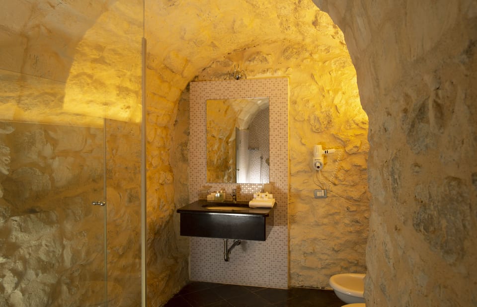 Shower, rainfall showerhead, free toiletries, hair dryer
