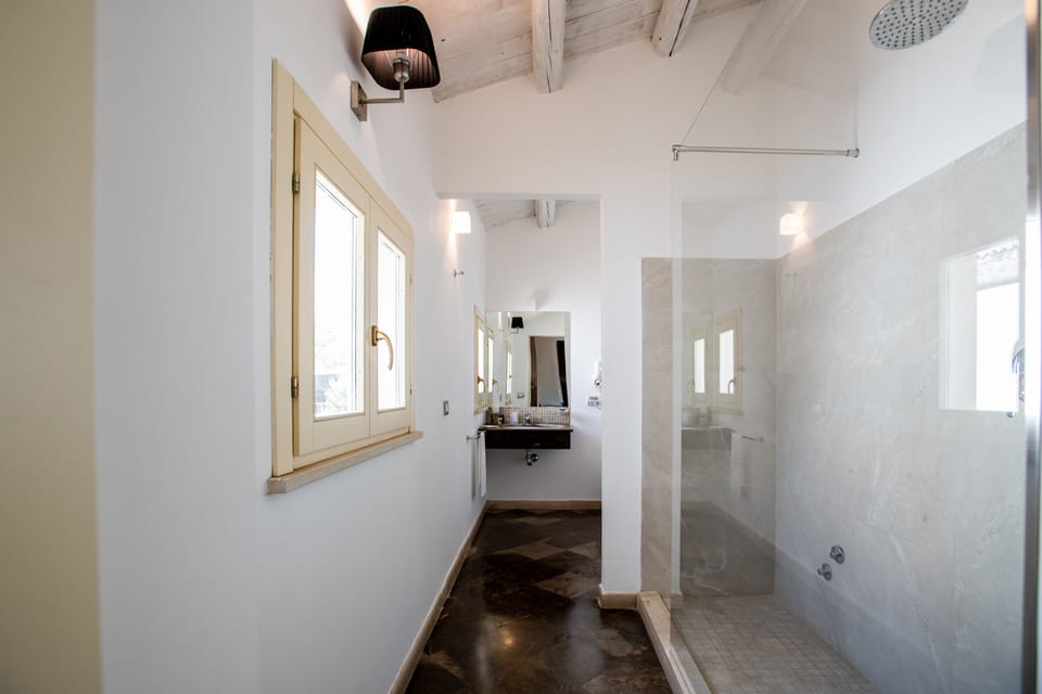 Shower, rainfall showerhead, free toiletries, hair dryer