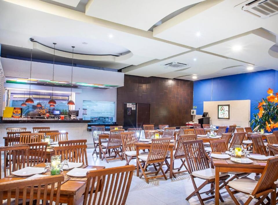 2 restaurants; breakfast, lunch, and dinner served