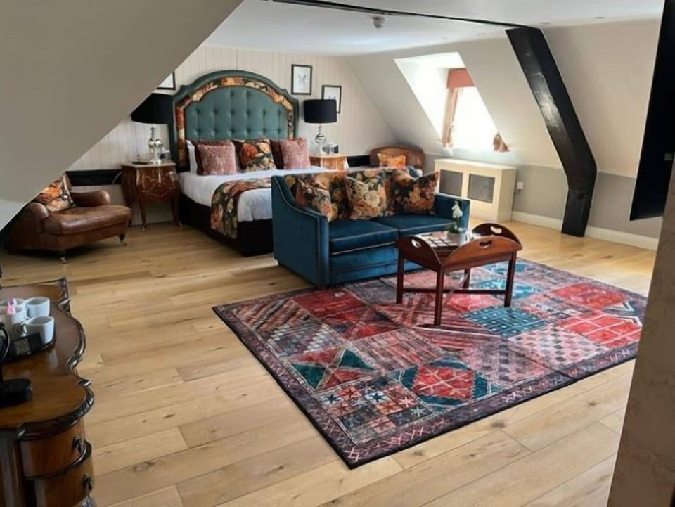 Deluxe Suite | Premium bedding, desk, blackout drapes, iron/ironing board