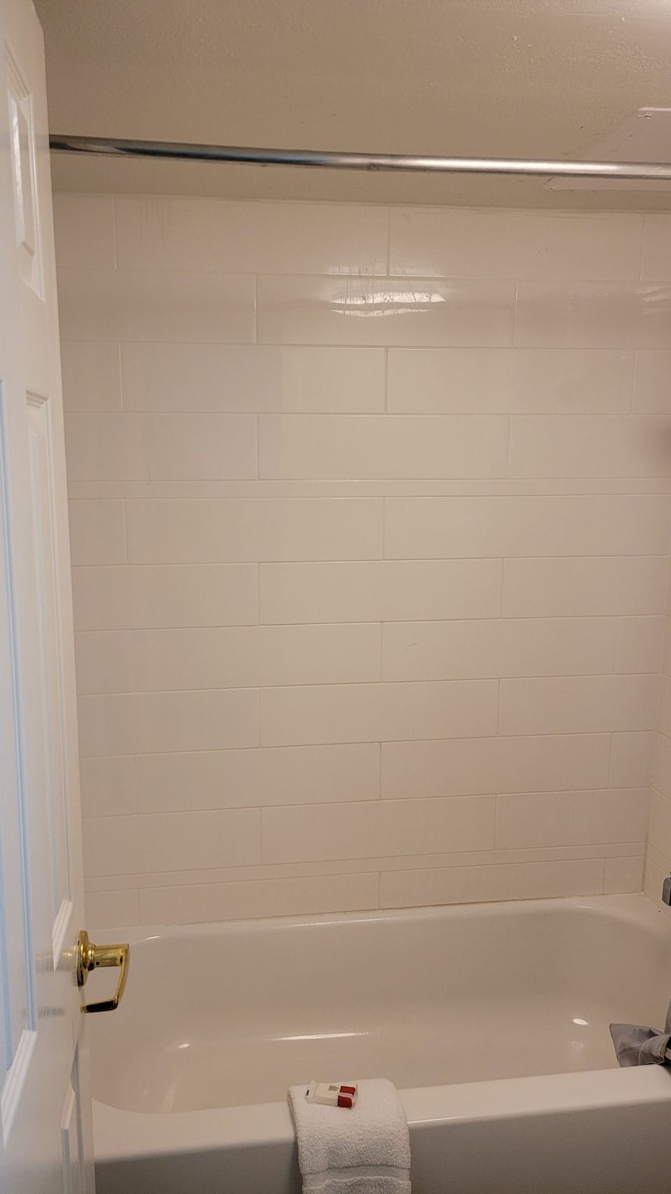 Combined shower/tub, free toiletries, hair dryer, towels