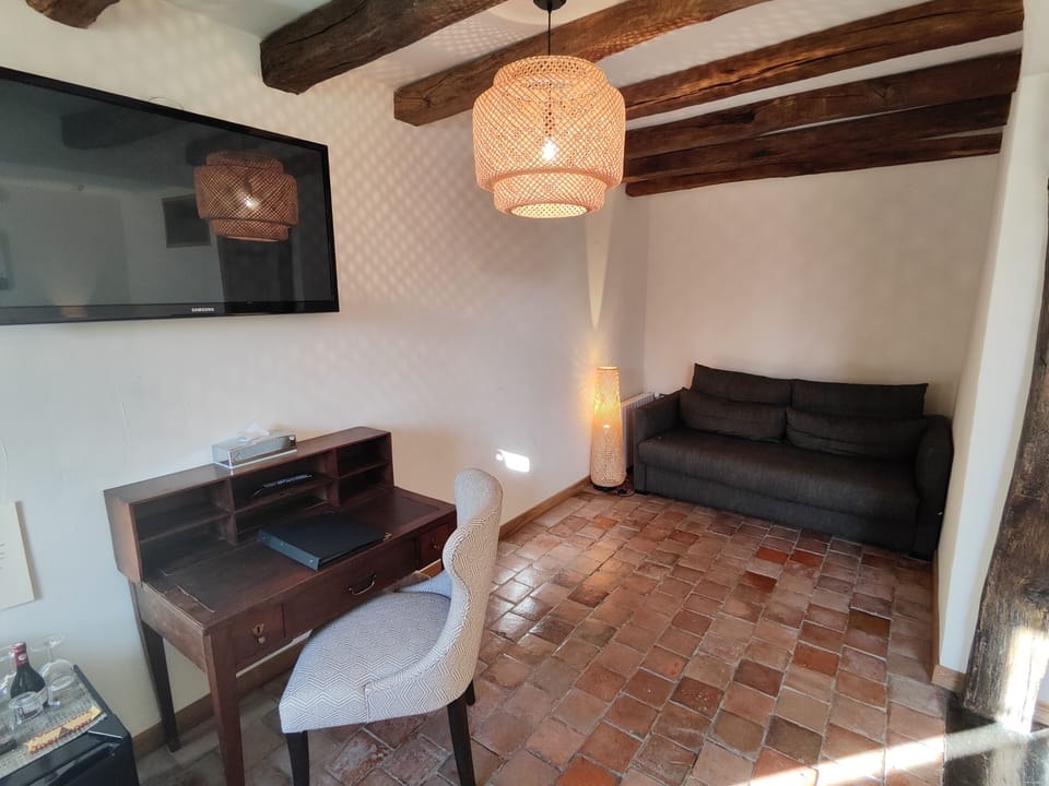 Superior Room | Living area | Flat-screen TV