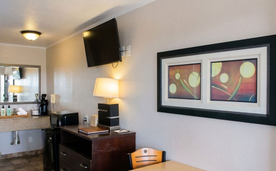 1 bedroom, desk, laptop workspace, blackout drapes