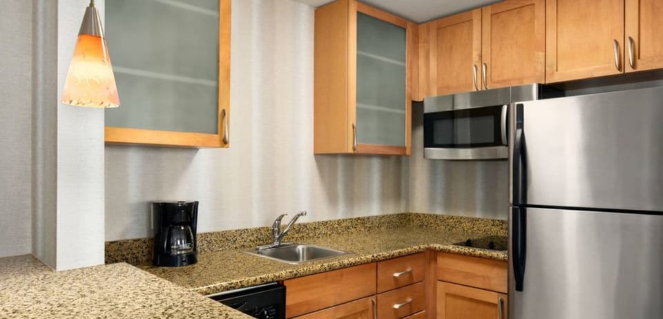 Full-size fridge, microwave, stovetop, dishwasher