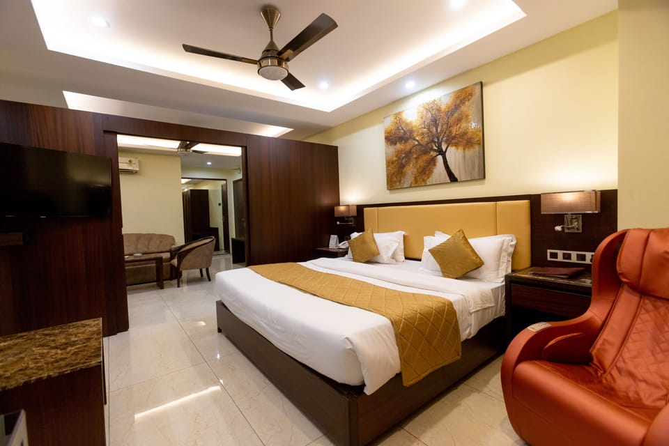 Suite, 1 Bedroom | In-room safe, desk, blackout drapes, soundproofing