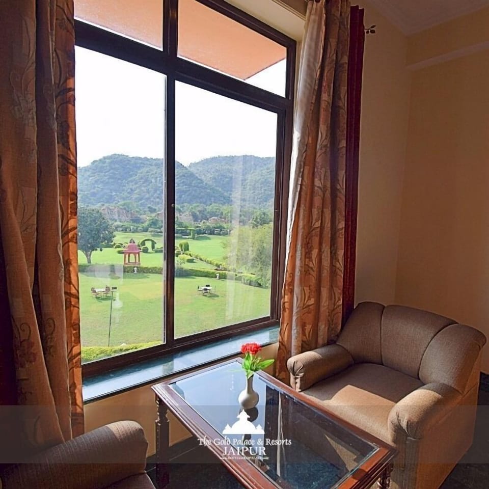 Deluxe Room | Living area | LED TV