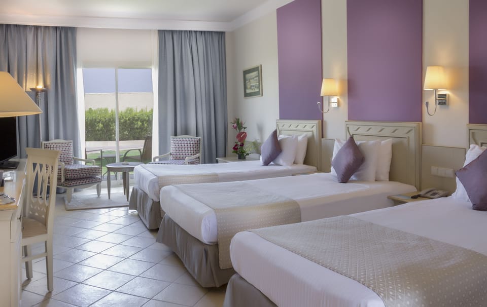 Room (Quatro) | Egyptian cotton sheets, in-room safe, desk, soundproofing