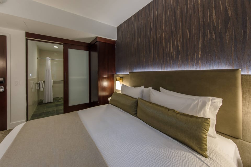 Hypo-allergenic bedding, in-room safe, desk, laptop workspace