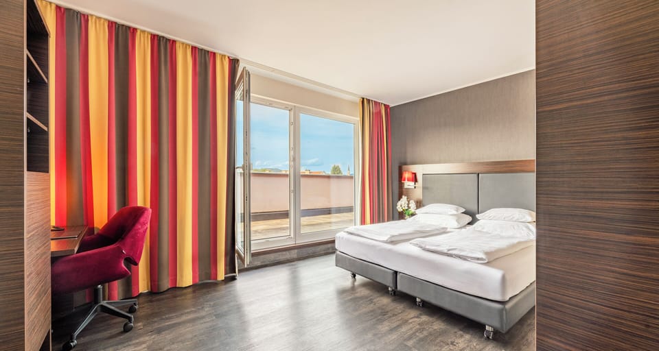 Comfort Double Room | In-room safe, desk, laptop workspace, blackout drapes