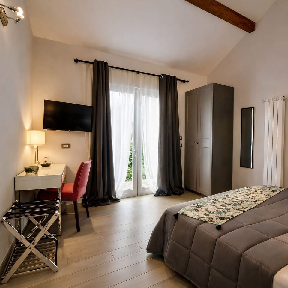 Classic Double Room | Hypo-allergenic bedding, down comforters, Select Comfort beds, minibar