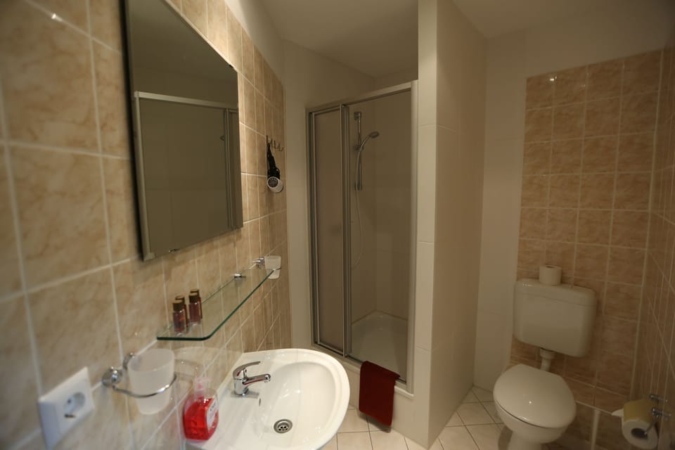 City Triple Room | Bathroom | Shower, hair dryer, towels, soap