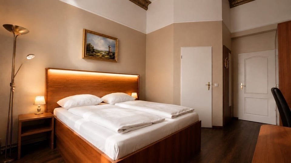 City Triple Room | Hypo-allergenic bedding available, desk, blackout drapes, WiFi (free)